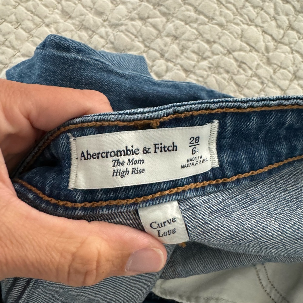 The Mom High Rise Curve Love - Abercrombie Jeans Size 28 (6) - Picture 3 of 3
